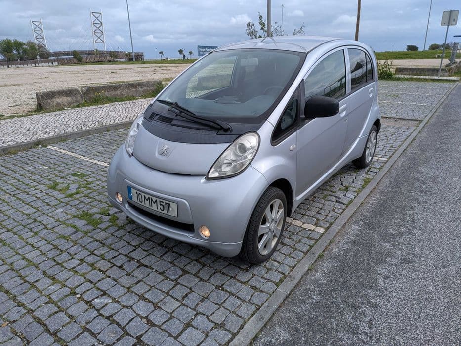Peugeot iOn perfeito para a cidade Lisboa