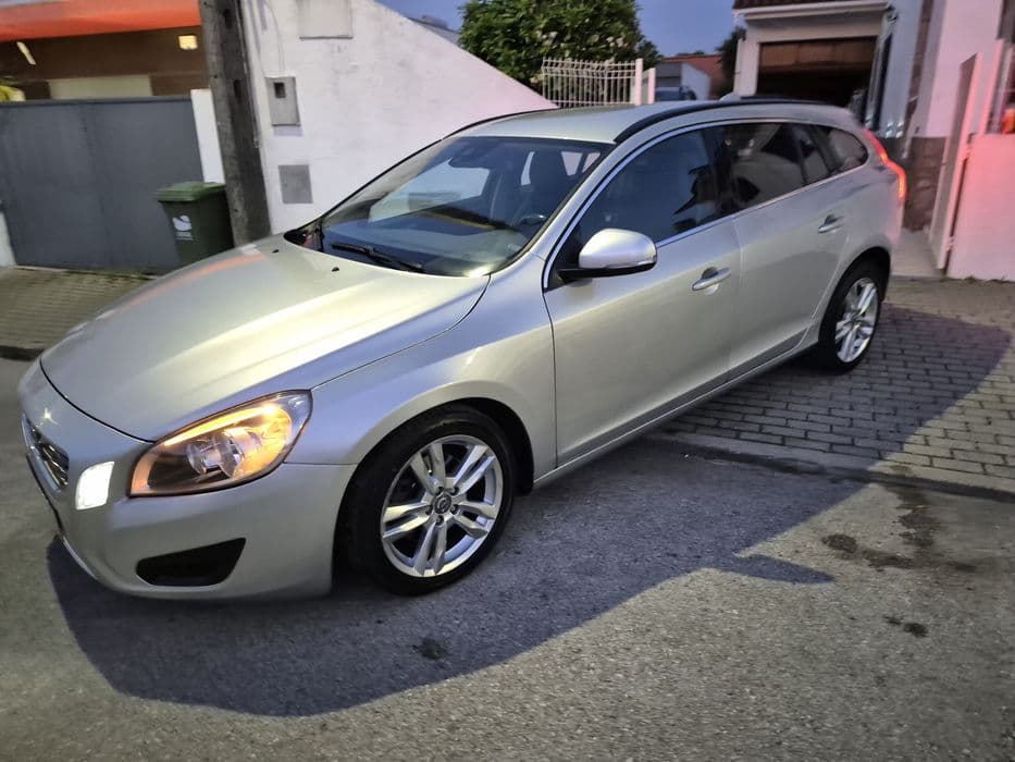 Volvo V60 D2 1.6d drive Momentum carrinha Nacional Fernão Ferro