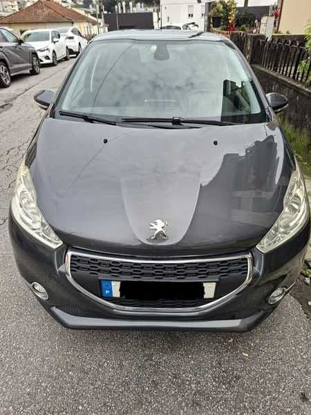Peugeot 208 com revisão e inspeção este mês, de abril de