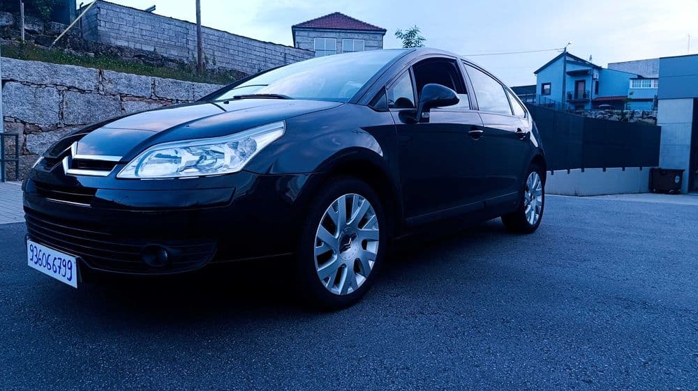 Citroën C4 Nacional poucos km impecável vários extras. Caldelas