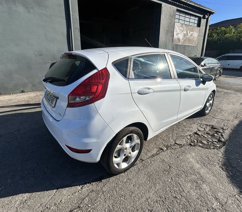 Ford Fiesta Branco São Jorge (Selho)