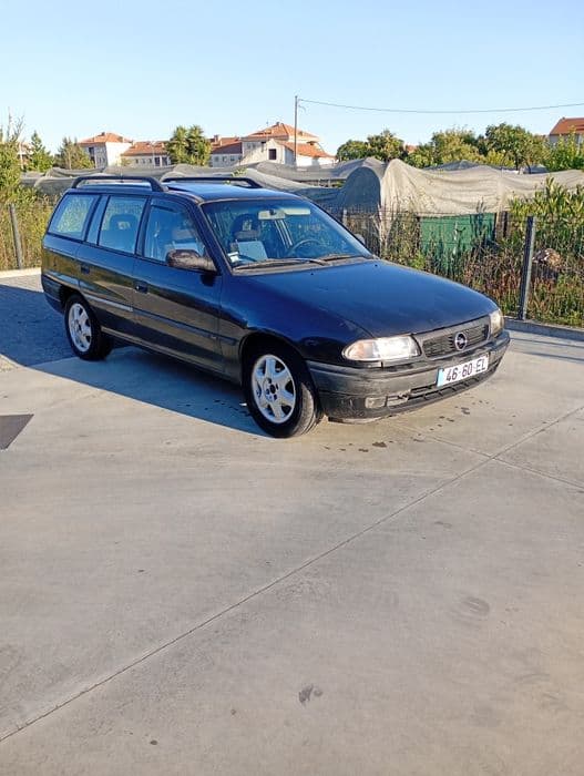 Opel Astra gasolina para desocupar espaço Santa Joana