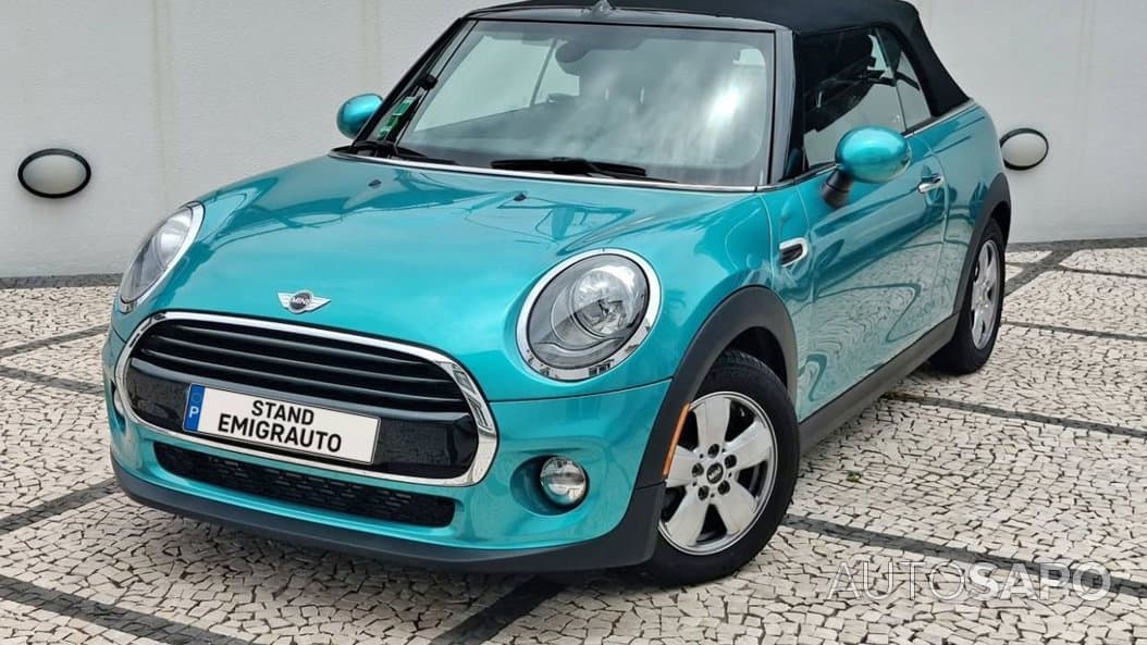 . Equipado com caixa automática, motor a gasolina com 136 cavalos, estofos em pe Cooper