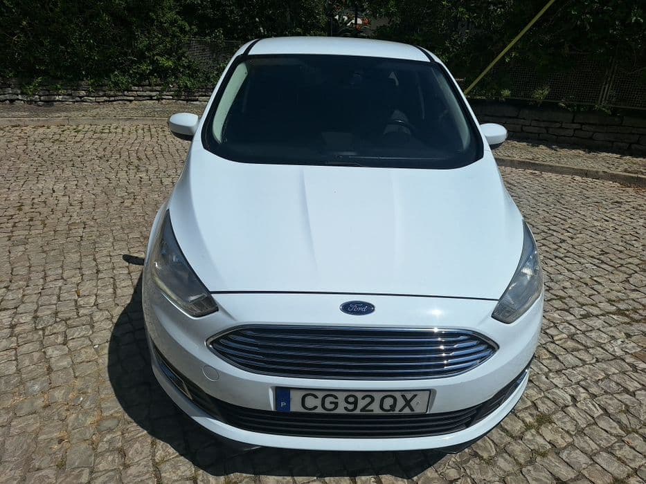 Ford C-Max de gama, bem equipado com poucos kms. Aceito retoma