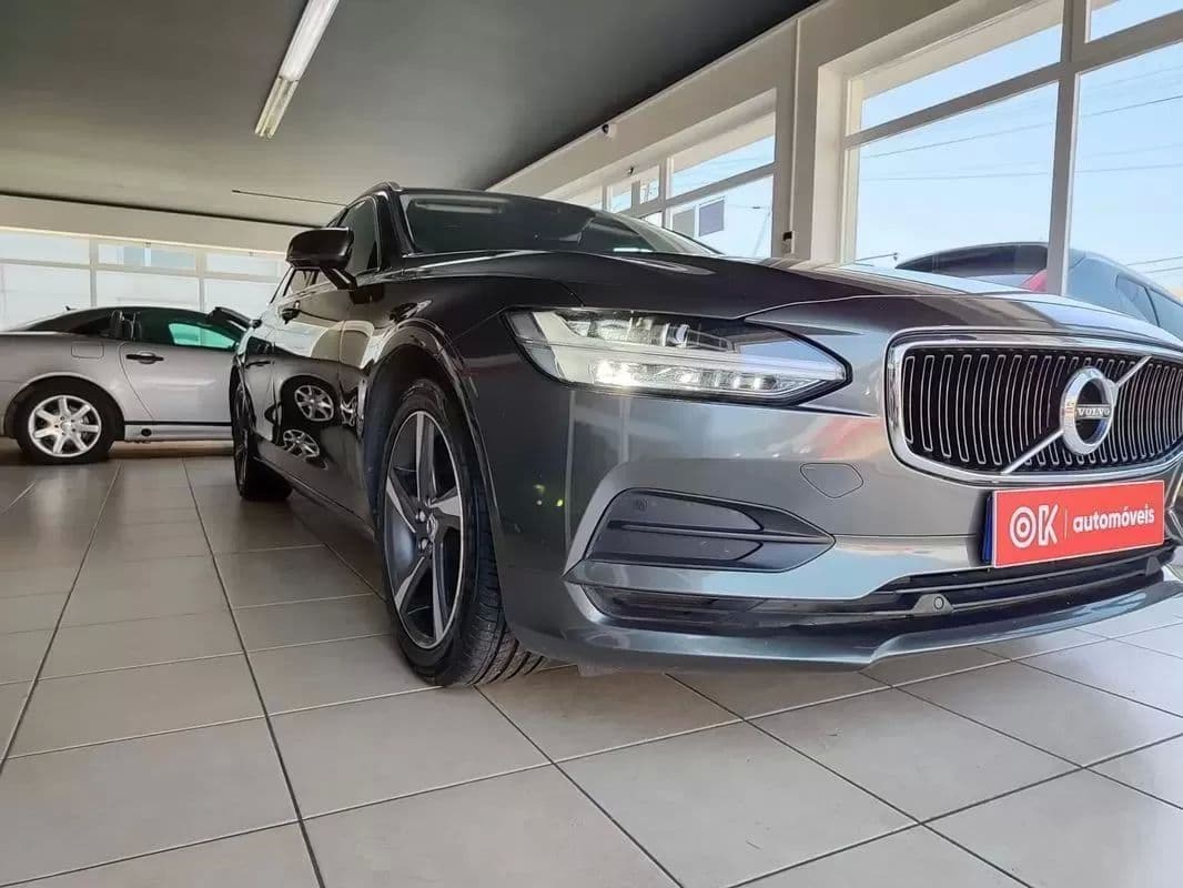 . A informação disponibilizada, ainda que precisa, não dispensa a sua confirmaçã V90 2.0 D4 Momentum Geartronic