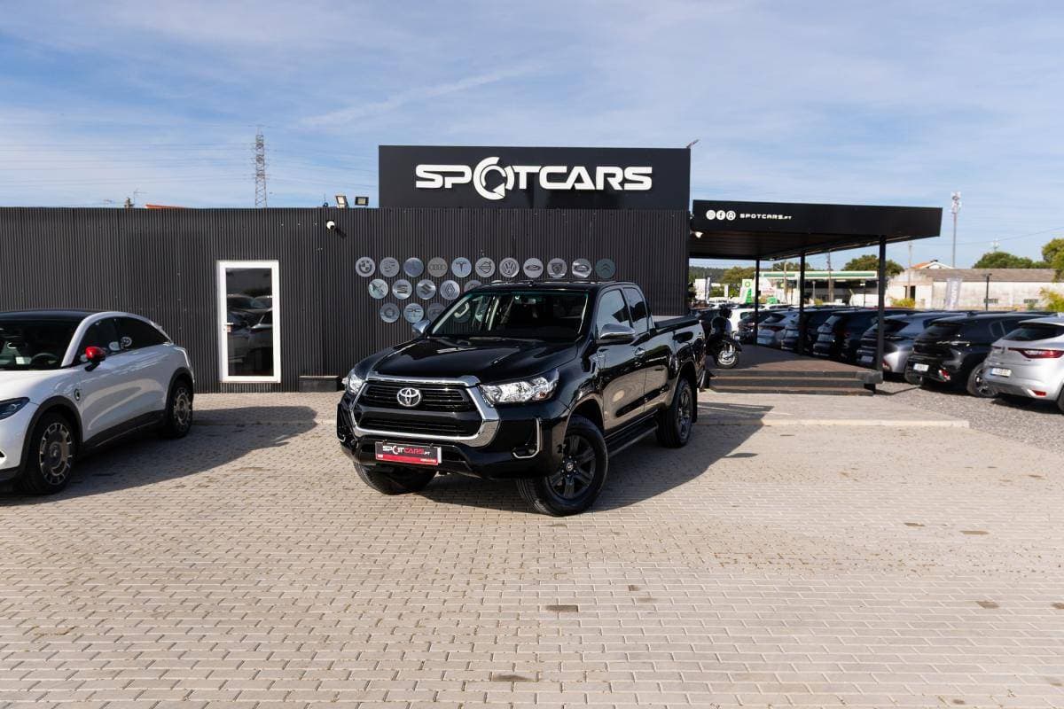 Toyota Hilux 2.4 D-4D 4WD CD Tracker S CA