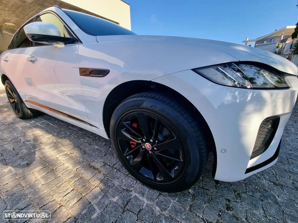 Jaguar F-Pace design desportivo com acabamentos premium