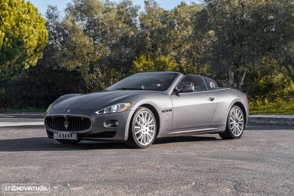 Maserati Grancabrio GranCabrio com 440cv, motor 4.7 V8 e caixa automática.
