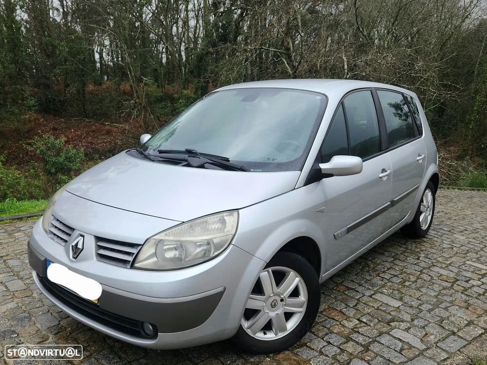 Renault Scénic monovolume de 5 portas e 5 lugares, muito espaçosa e económica, ideal para famílias e viagens longas.