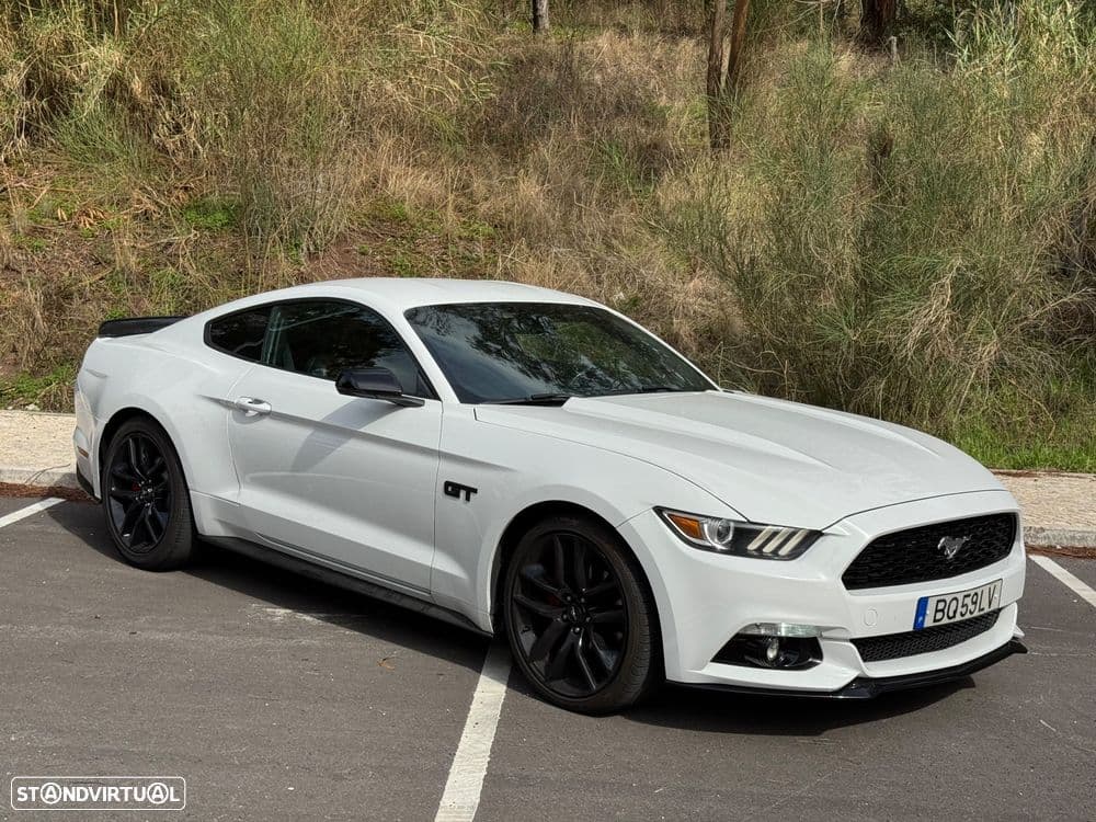 Ford Mustang Desportivo icónico, potente e elegante. Ideal para quem procura emoção ao volante, design marcante e performance superior.