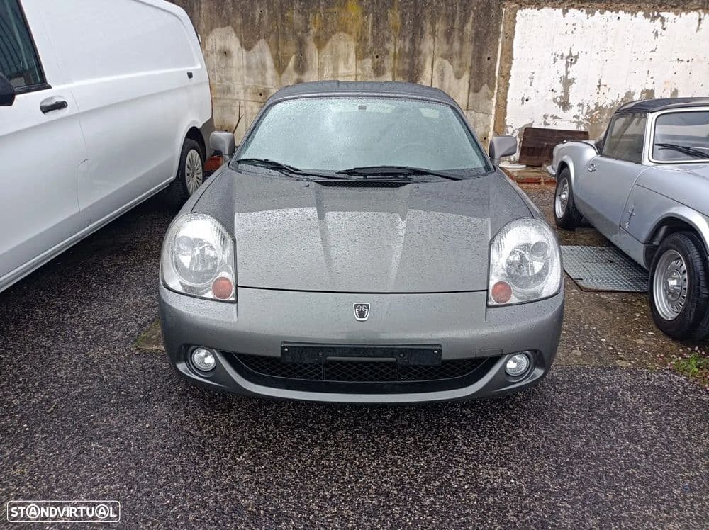Toyota MR2 facelift de 11/2005, com caixa manual de 6 velocidades, tracção traseira, rodas escalonadas e uma direcção muito precisa.