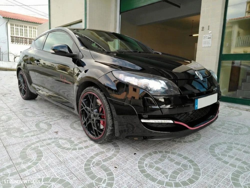Renault Mégane Coupe Sport com motor a gasolina 2.0 de 265cv, caixa manual de 6 velocidades e tração dianteira. ideal para quem procura emoção ao volante e exclusividade.