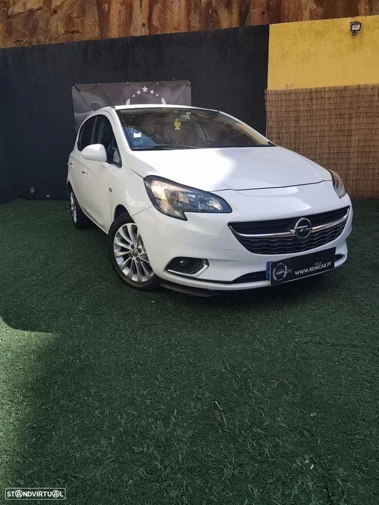 Opel Corsa com sensores a frente e na Retaguarda