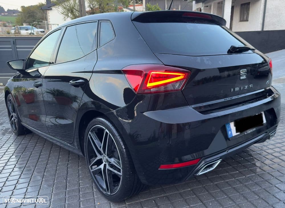 SEAT Ibiza FR com excelente nível de equipamento, destacando-se pelo seu moderno design desportivo, conforto e baixos consumos.