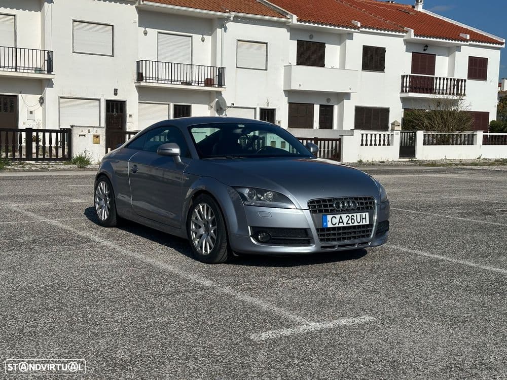 Audi TT Coupé S-Line equipada com: