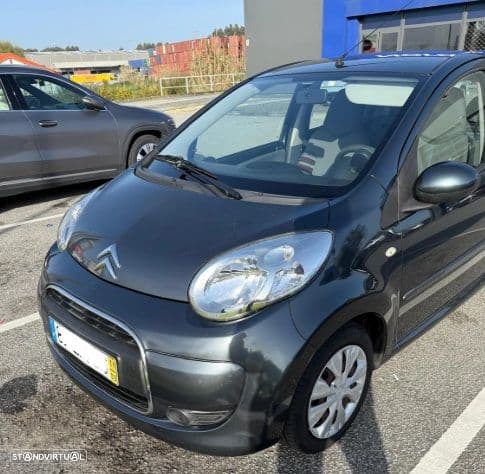 Citroën C1 com ar condicionado manual, direção assistida, vidros elétricos e fecho centralizado.