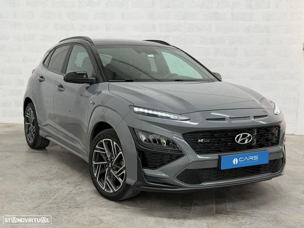 Hyundai Kauai N-Line, que destaca um design desportivo e moderno, com acabamentos interiores e exteriores de alta qualidade que proporcionam conforto e estilo.
