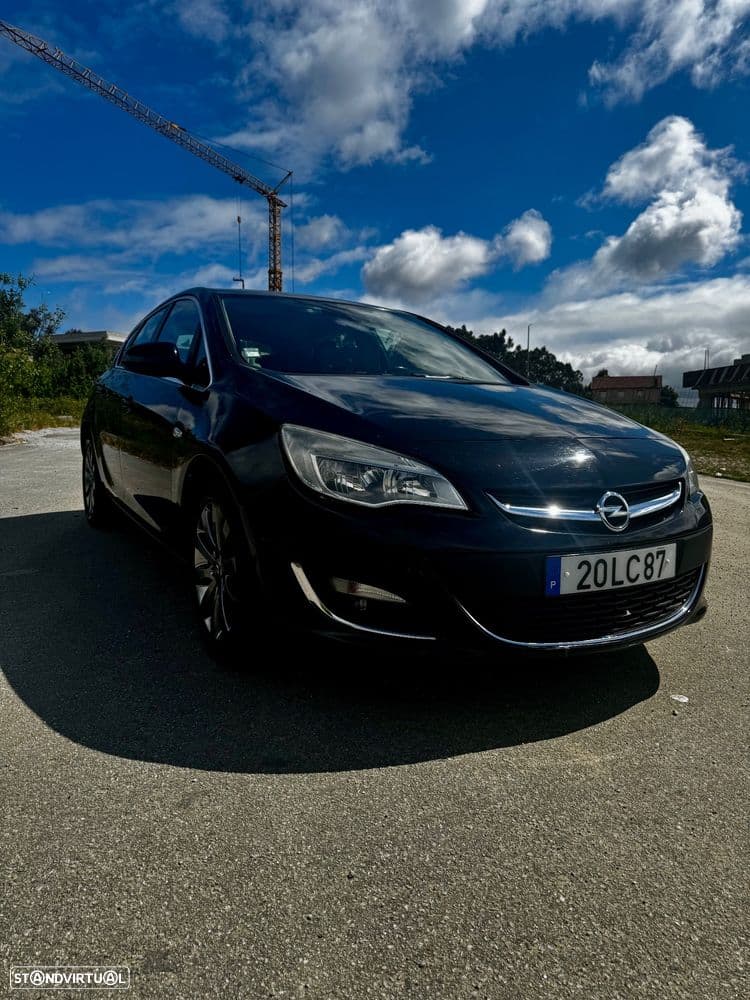 Opel Astra Cosmos, com bom nível de equipamento, incluindo: