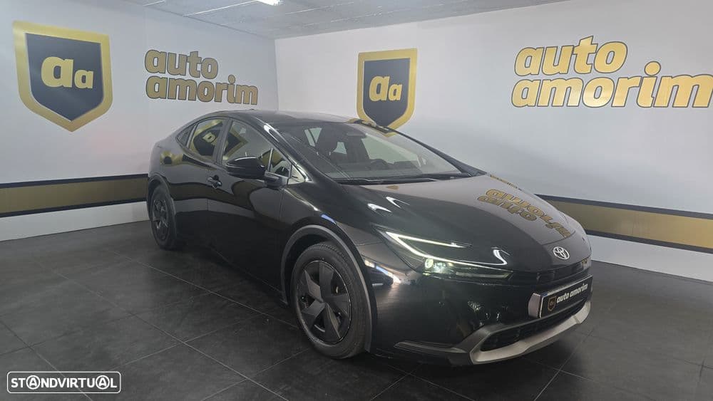 Toyota Prius compacta híbrida plug-in de última geração, extremamente eficiente e confortável, com apenas 63.000 kms.