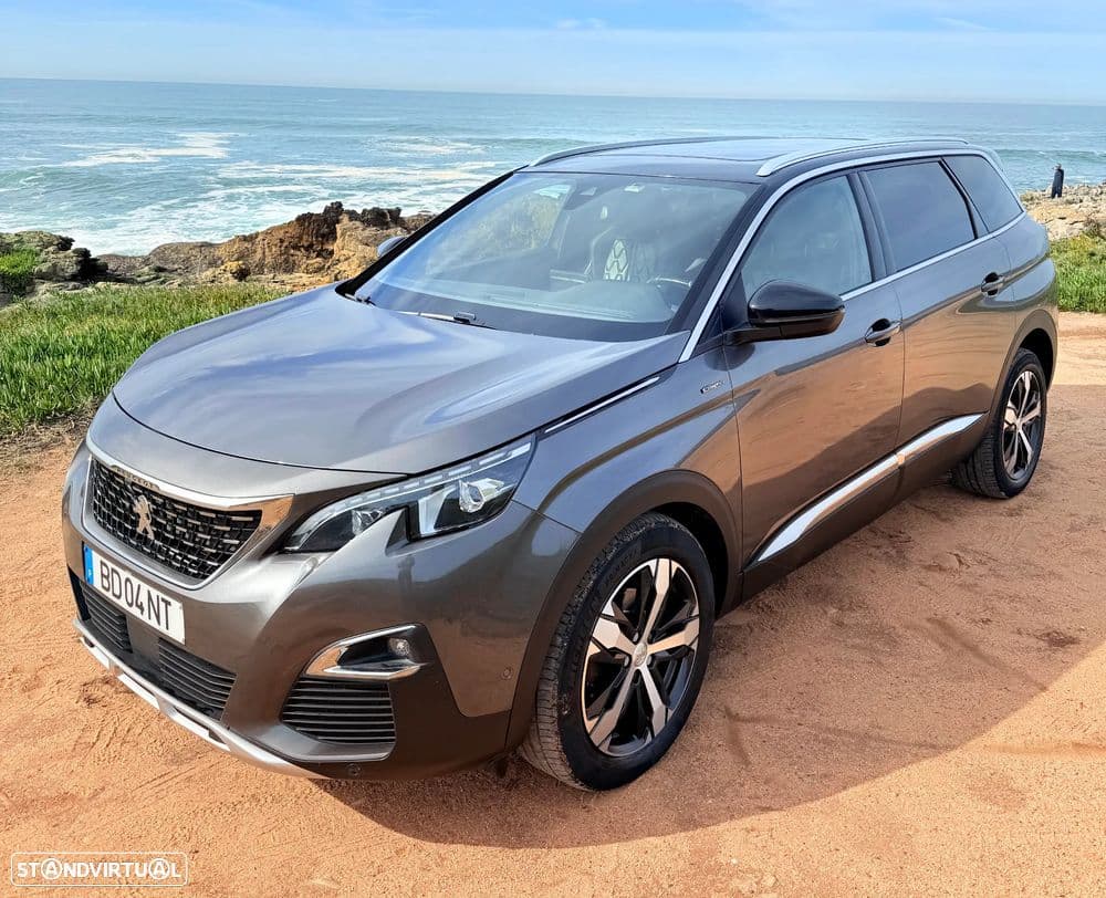 Peugeot 5008 GT Line, com excelente nível de equipamento, visual desportivo, teto panorâmico de abrir, interior em pele e uma condução muito confortável em viagens longas.