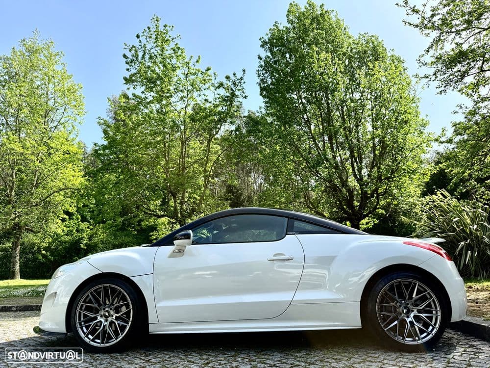 Peugeot RCZ com 2 portas, muito confortável e bem equipada.
