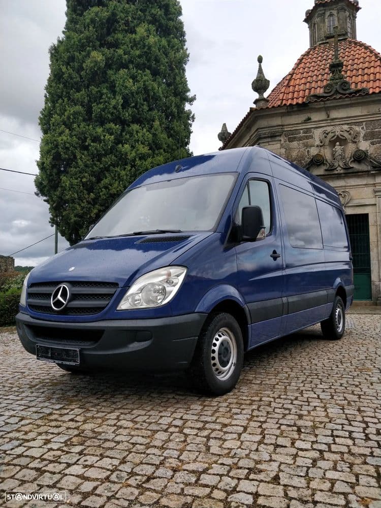 Mercedes-Benz Sprinter Versão mista, originalmente sem divisória atrás dos bancos dianteiros