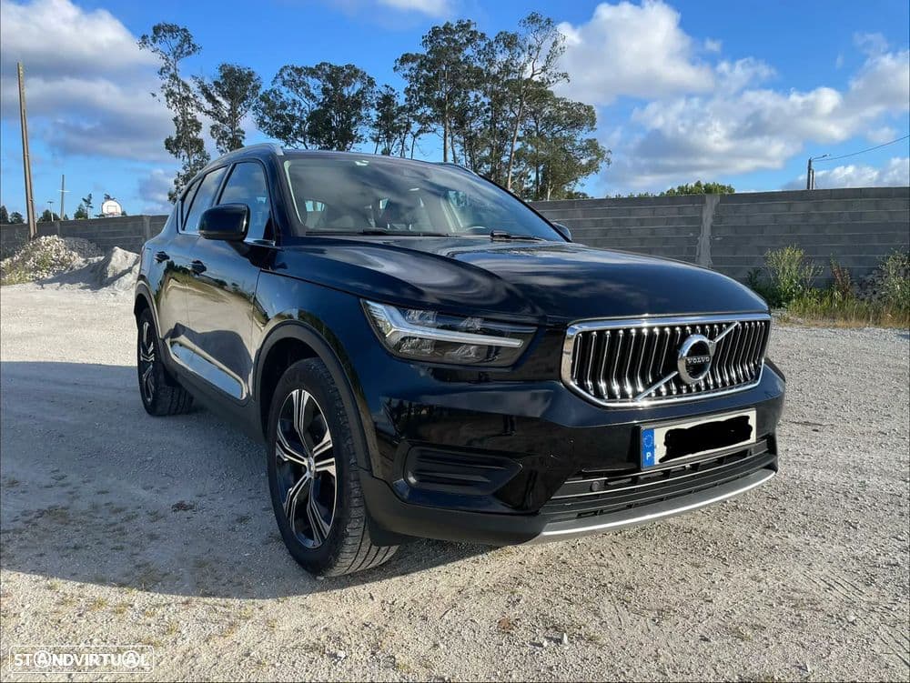 Volvo XC 40 versão Inscription Expression, com 211 cv e caixa automática. Viatura nacional, de Fevereiro de 2022, com 66.666 km e um único dono desde novo.