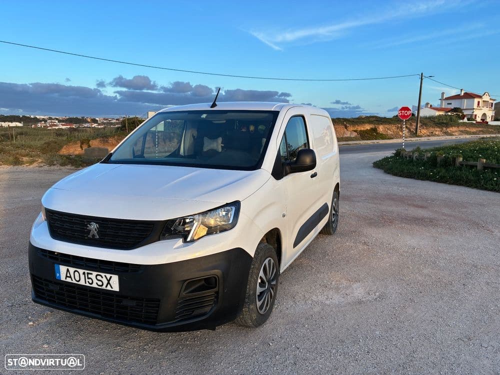 Peugeot Partner curta de 3 lugares, muito prática e económica, ideal tanto para trabalho como para uso diário.