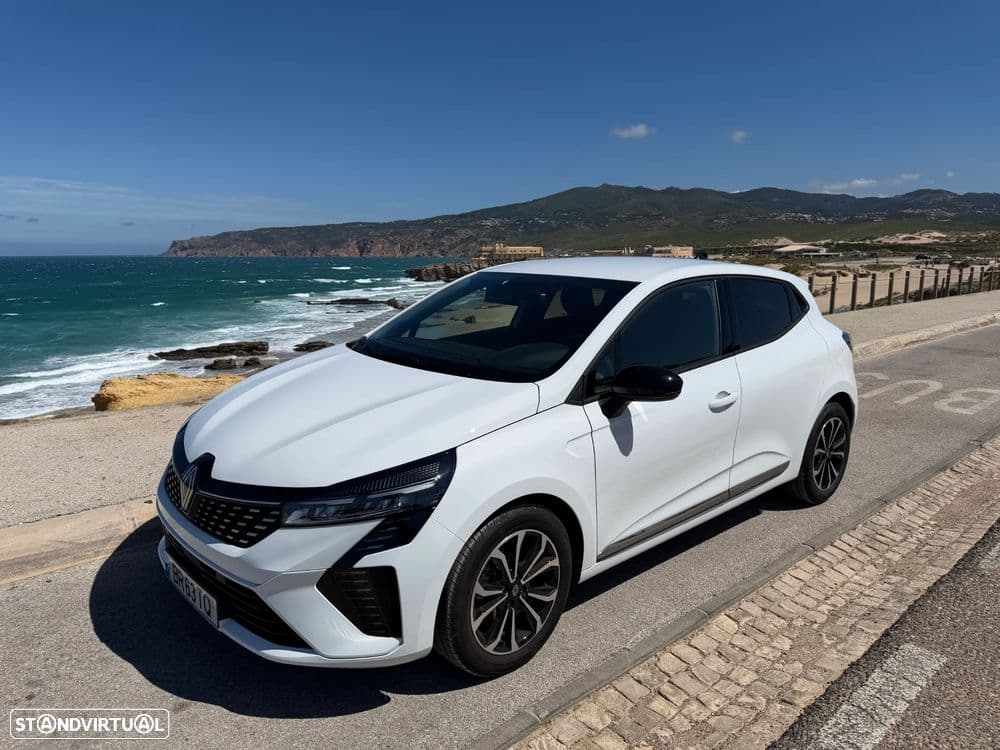 Renault Clio Versão Techno muito bem equipada, confortável e económica, ideal para cidade e viagens.