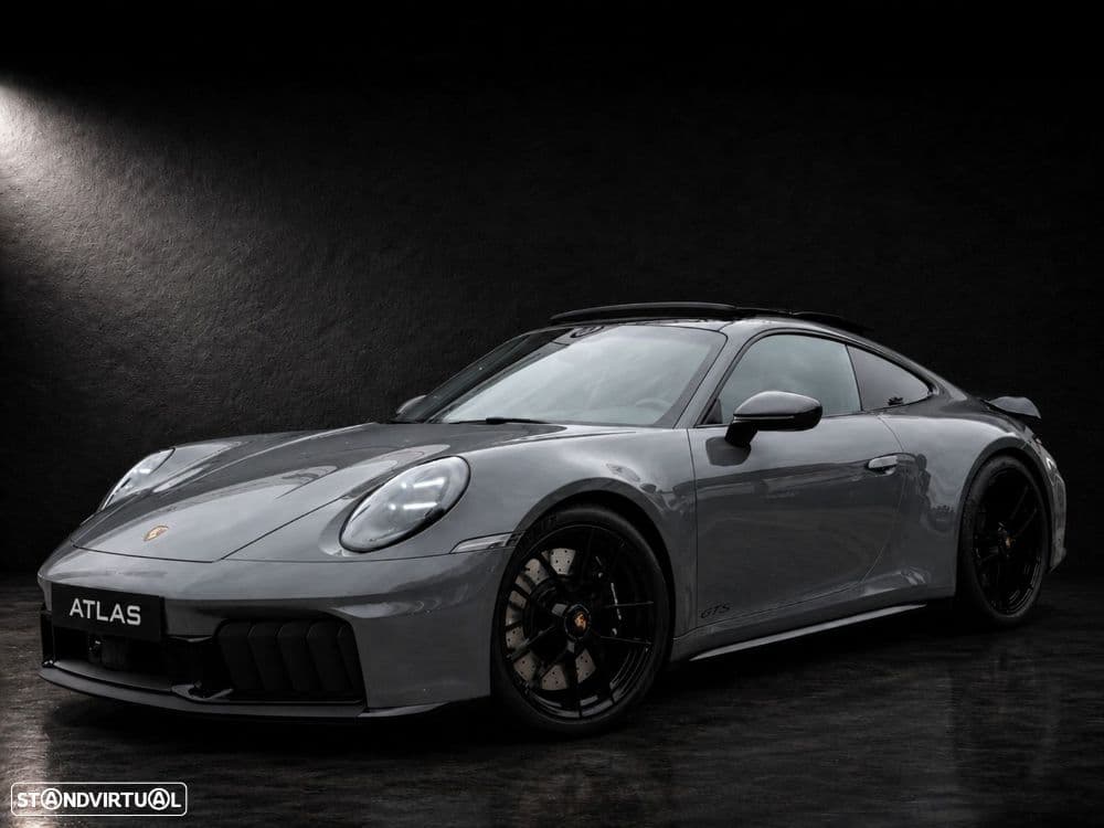 Porsche em preto mate Carrera 4 GTS