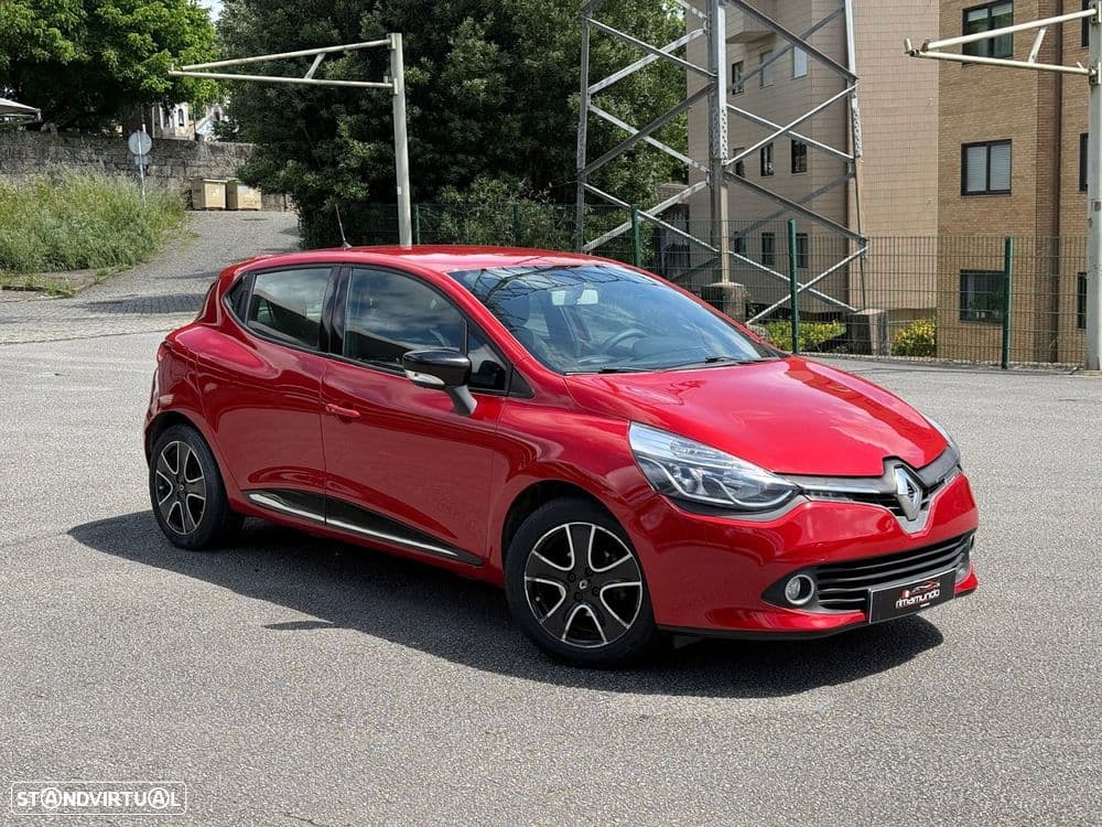 Renault Clio familiar, espaçosa e muito bem equipada, ideal para quem procura conforto, tecnologia e economia.