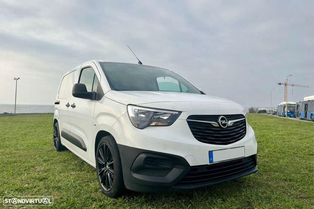 Opel Combo bem equipada, pronta a circular.