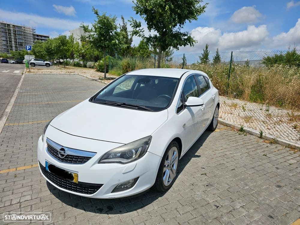 Opel Astra Cosmo com excelente nível de equipamento