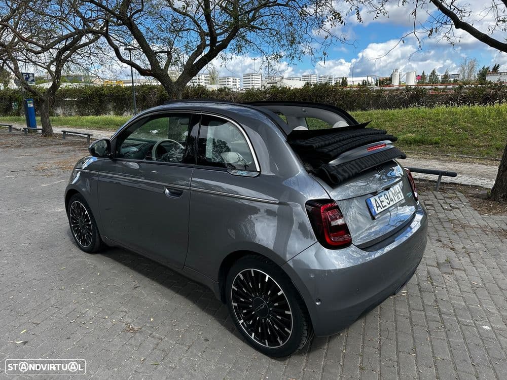 Fiat 500e C unidade nº 1 de 500 destinadas a Portugal, identificada com placas originais nas laterais.