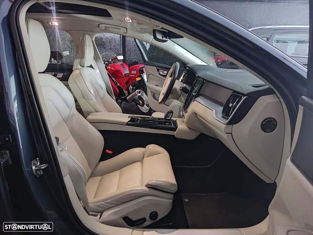 Volvo V60 2.0 T8 AWD TE Momentum Plus