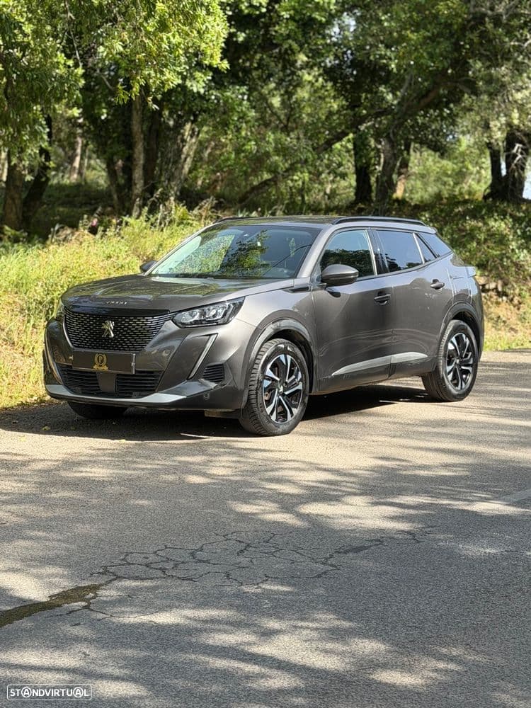 Peugeot 2008 1.2 PureTech Allure, motor gasolina de 130 cv, caixa manual de 6 velocidades, 72.189 km.