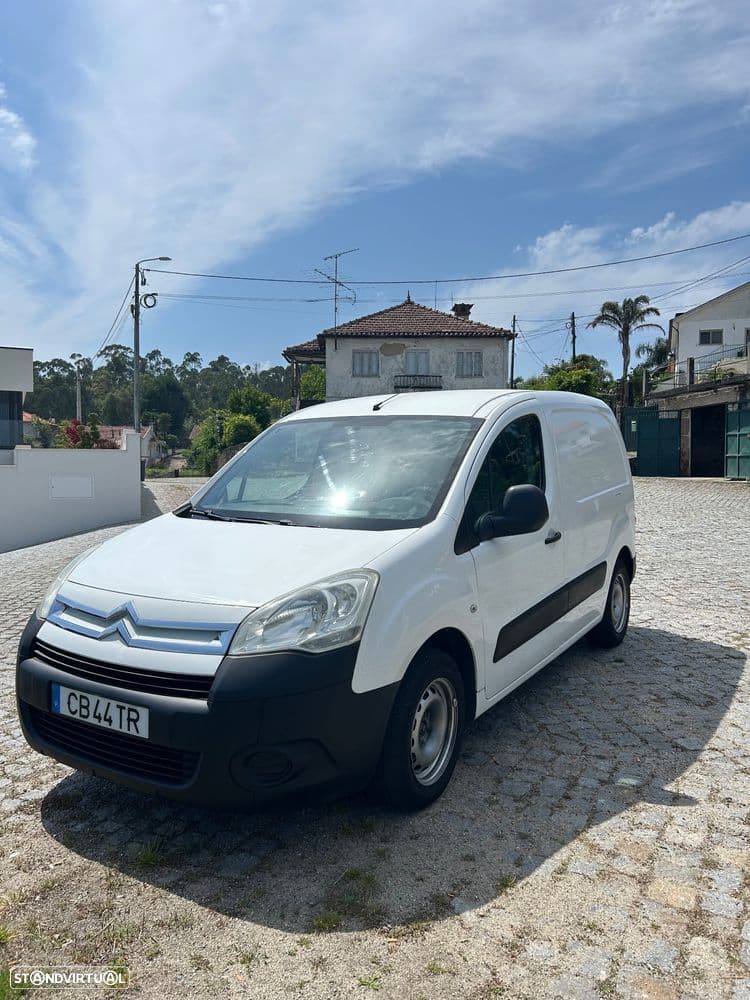 Citroën Berlingo comercial de 2 lugares, equipada com o fiável motor 1.6 HDi de 90cv, conhecido pelos baixos consumos e excelente durabilidade.