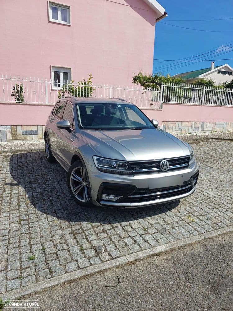 VW Tiguan Versão R-Line que traz uns quantos extras da versão normal, mais marcantes ao nível da suspensão, rodas e estética.