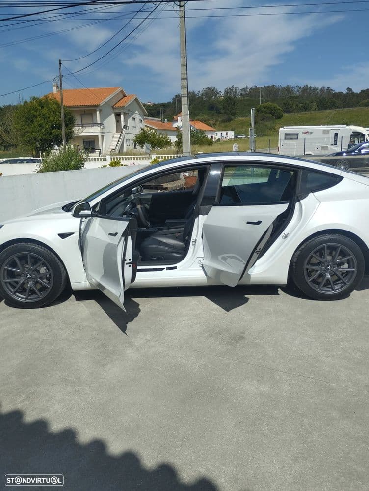 Tesla Model 3 ver-tra-o-traseira
