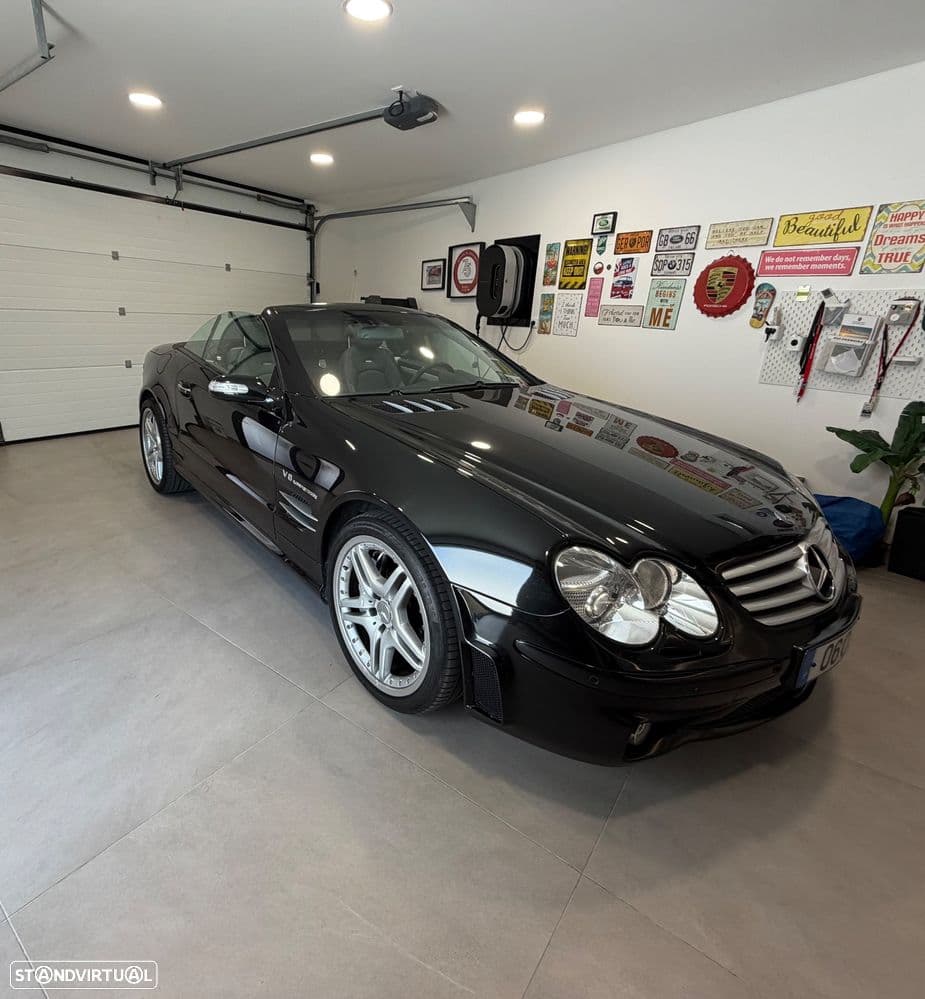 Mercedes-Benz Classe SL com 2 portas, pintura preta e jantes de liga leve 18".