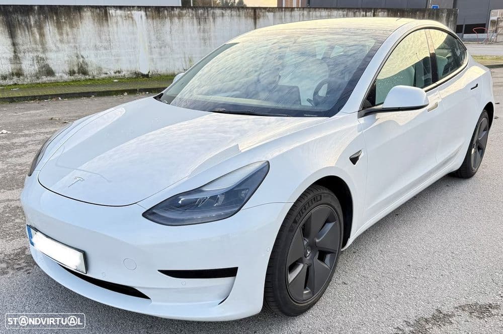 Tesla Model 3 com bateria LFP, ideal para utilização diária e carregamentos frequentes até 100%.