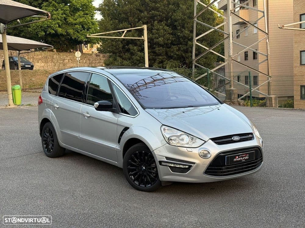 Ford S-Max Titanium — mais equipamento, mais conforto