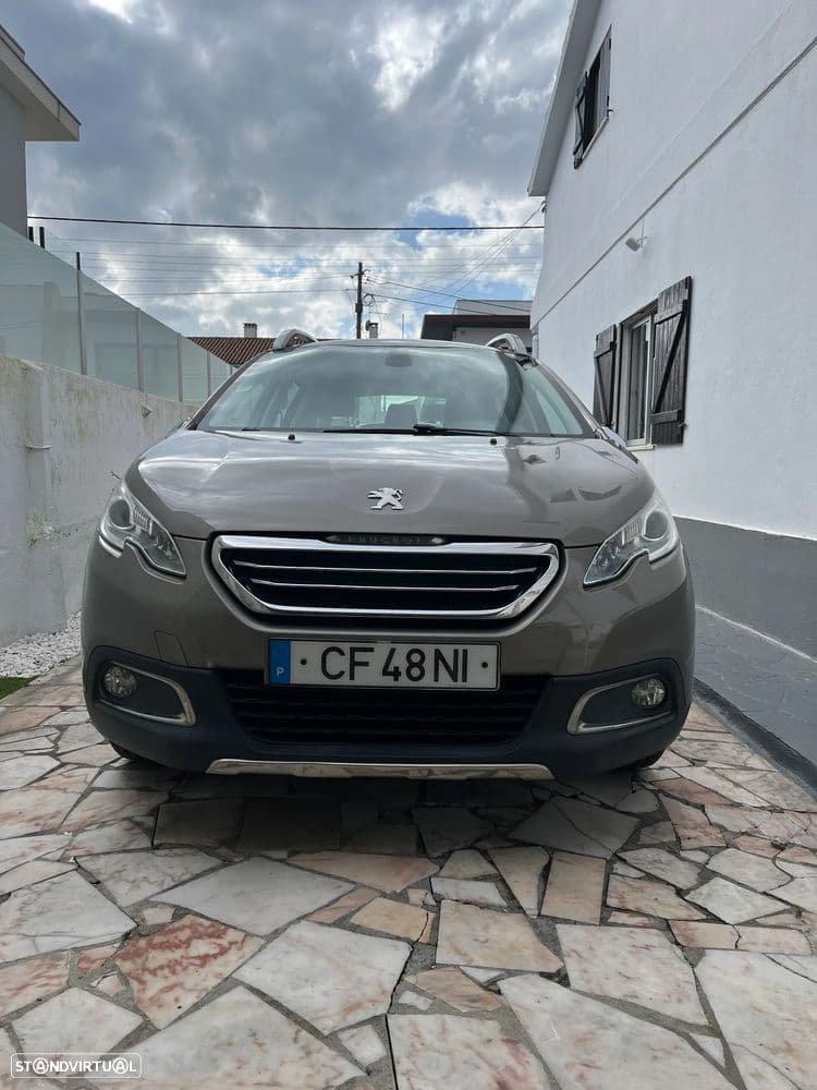Peugeot 2008 Allure (Jantes liga leve 16'', bancos dianteiros desportivos, volante em pele, detalhes em pele nos estofos).