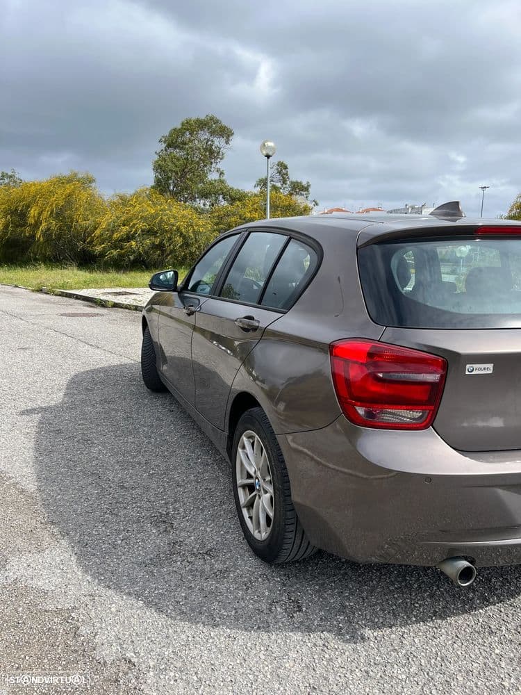 BMW Série 1 Sport Line (Jantes liga leve 16'', bancos desportivos, volante desportivo em pele).